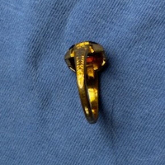 Vintage Gold and Garnet stone ring, Filagree etched on band, pretty, delicate - Picture 2 of 16